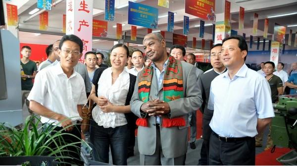 讚（zàn）比亞前副總統盧潘多·姆瓦佩來滕